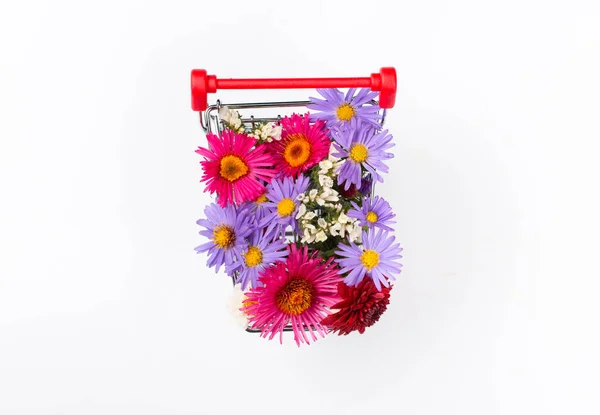 Carrello pieno di fiori di campo diversi su sfondo bianco — Foto Stock