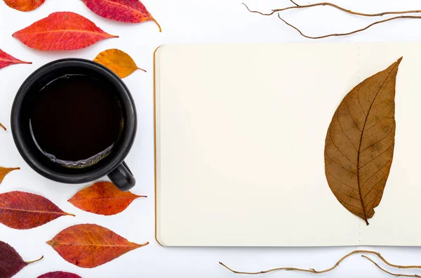 Open Kladblok met herfstbladeren en kopje koffie — Stockfoto