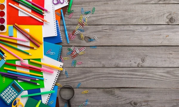 Papelería escolar en la mesa de madera con espacio para copiar — Foto de Stock