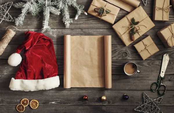Tomma pappersark på träbord med julen presenterar — Stockfoto