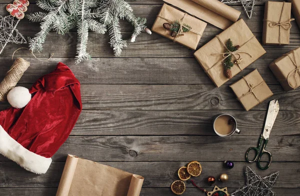 A mostani karácsony és a santa kalapját a fából készült asztal váz — Stock Fotó