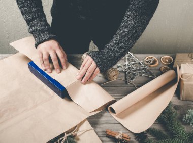 Dostum eller üzerinde ahşap masa xmas hediyesi şal