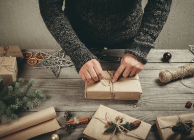 Dostum el ahşap masa üzerinde Noel hediyesi şal