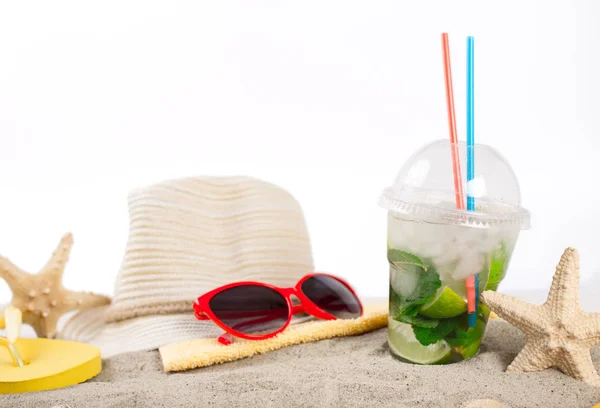 Cocktail estivo con accessori spiaggia nella sabbia — Foto Stock