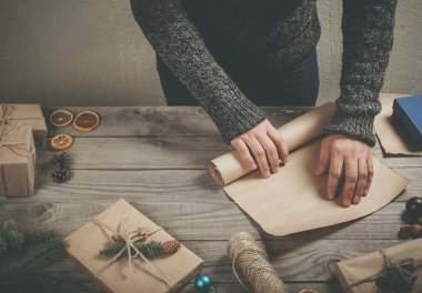 Erkek el Xmas hediyesi tahta masada kaydırma yakın çekim