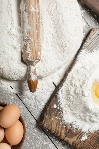หมุดกลิ้งด้วยแป้งและไข่ใกล้เคียง, มุมมองด้านบน — ภาพถ่ายสต็อก