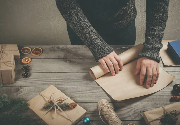 Erkek el Xmas hediyesi tahta masada kaydırma yakın çekim