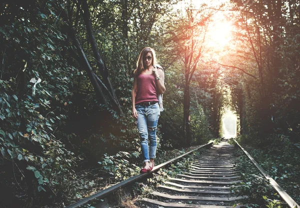 Krásná mladá žena chodit večer na kolejích — Stock fotografie