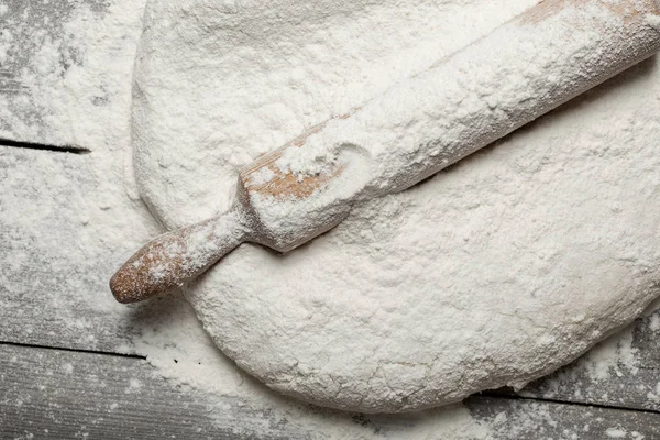 Rolling pin with flour close up on wooden table — Stock Photo, Image