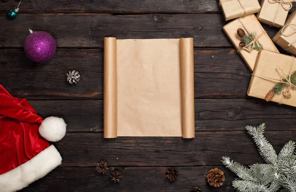 Üres levelet a sötét fából készült asztal karácsony bemutat — Stock Fotó