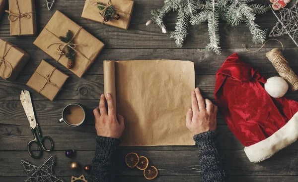Män händer som håller tomt pappersark med julklapp — Stockfoto