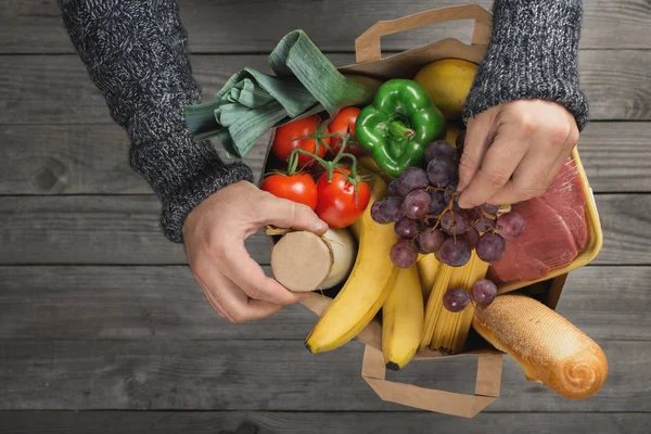 Ember gazdaság táskányi különböző egészséges élelmiszer — Stock Fotó