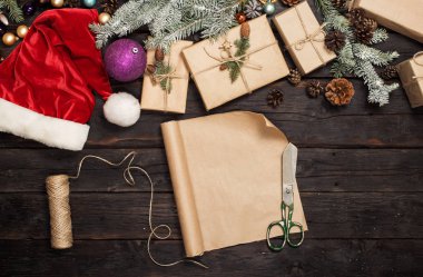 Boş yaprak kağıt üzerinde Noel nesnelerle koyu ahşap masa