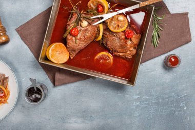 Kızarmış biftek domates taş yüzeyinde, üstten görünüm