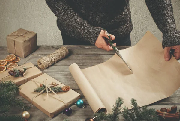 Manliga händer inslagning xmas närvarande på träbord närbild — Stockfoto