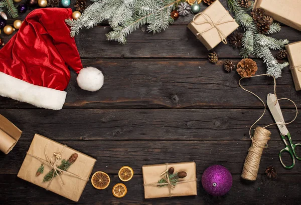 Ramki obiektów Boże Narodzenie na ciemny drewniany stół — Zdjęcie stockowe