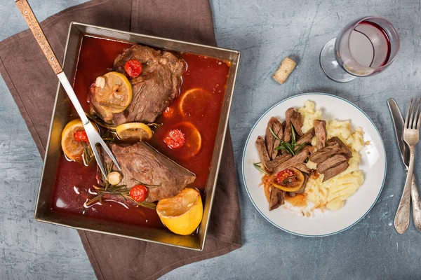 으깬된 감자와 레드 와인의 유리 쇠고기 스튜 — 스톡 사진