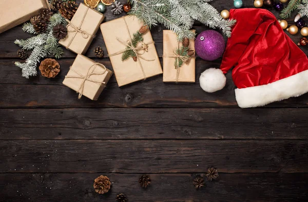 Weihnachtsgeschenk mit Weihnachtsmütze und Tannenzweigen — Stockfoto