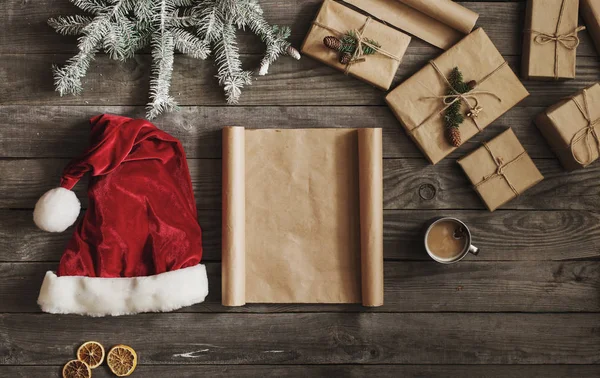 Prázdný list papíru na dřevěný stůl s vánoční objekty — Stock fotografie