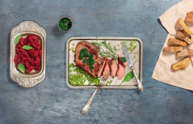 Vintage demir tepsiye orta az pişmiş ızgara biftek dilimlenmiş