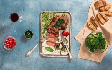 Vintage demir tepsiye orta az pişmiş ızgara biftek dilimlenmiş