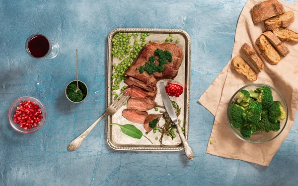 Vintage demir tepsiye orta az pişmiş ızgara biftek dilimlenmiş