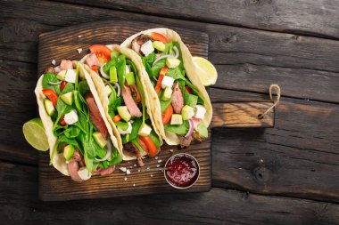 Ahşap tahta üzerinde ızgara sığır etli tortilla saran