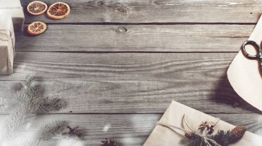 Ahşap masa üzerinde Noel nesnelerin çerçeve