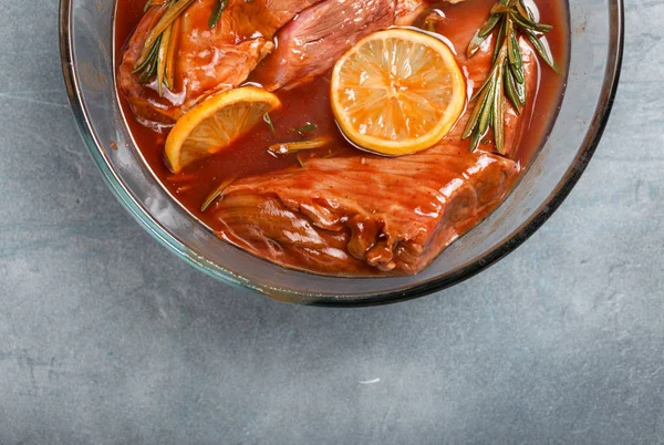 Filé de carne com limão e alecrim na tigela de vidro — Fotografia de Stock