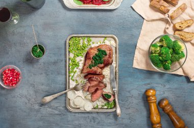 Sığır eti biftek chimichurri sos ve kırmızı şarap