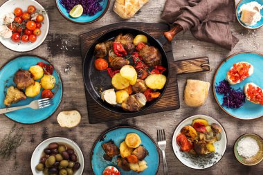 Kızarmış et bir tava, salata ve aperatifler sebzeli