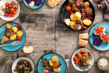 Çerçeve ahşap masa, üstten görünüm farklı gıda