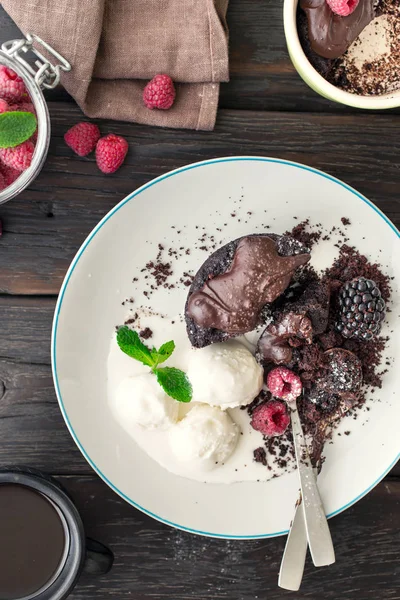 果実とアイスクリームとチョコレート ケーキ — ストック写真