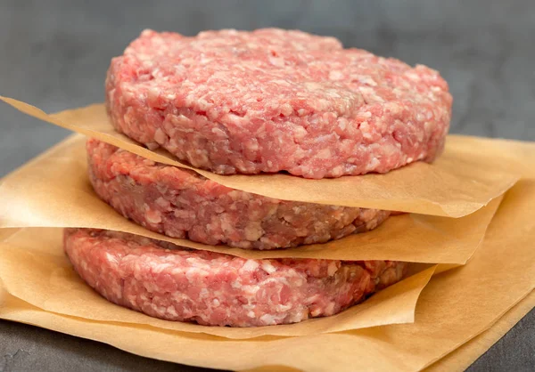 Raw ground beef meat cutlets close up — Stock Photo, Image