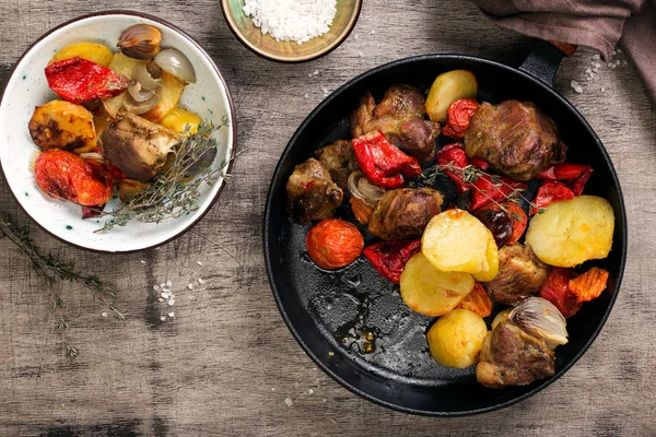 Trozos de cerdo frito en una sartén de hierro fundido —  Fotos de Stock