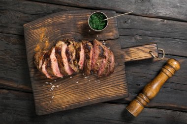 Striploin biftek chimichurri soslu ızgara sığır eti ızgara