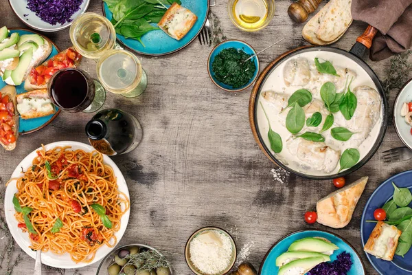 Moldura de variedade de pratos italianos e lanches com vinho — Fotografia de Stock