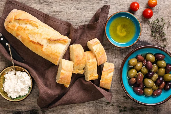 Ingredienti per fare le bruschette sul tavolo di legno — Foto Stock