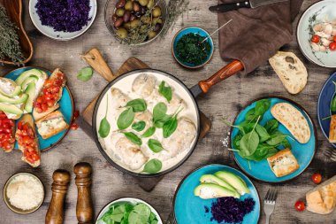 Tavuk göğsü krema sos ve atıştırmalıklar ile pan