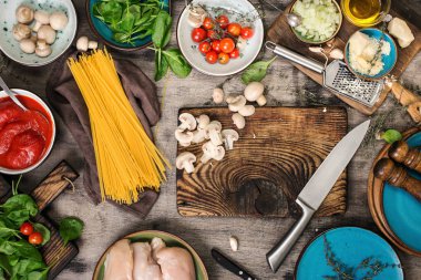 Ham İtalyan spagetti ve makarna yemek pişirmek için malzemeler