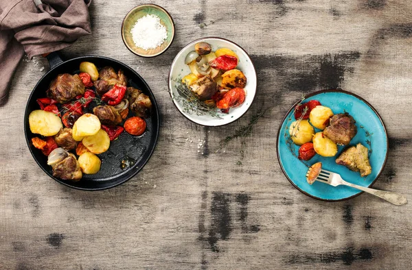 Mesa de comedor con carne frita con verduras en sartén — Foto de Stock