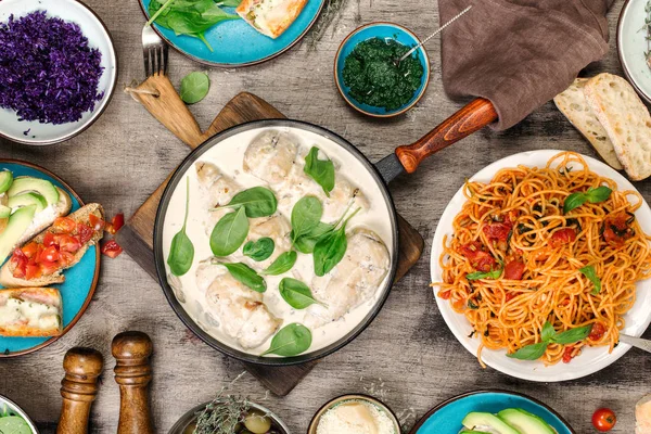 Panela com peito de frango em molho creme e macarrão italiano — Fotografia de Stock