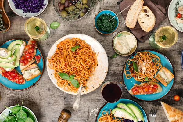 Massa italiana com molho de tomate com lanches e vinho — Fotografia de Stock