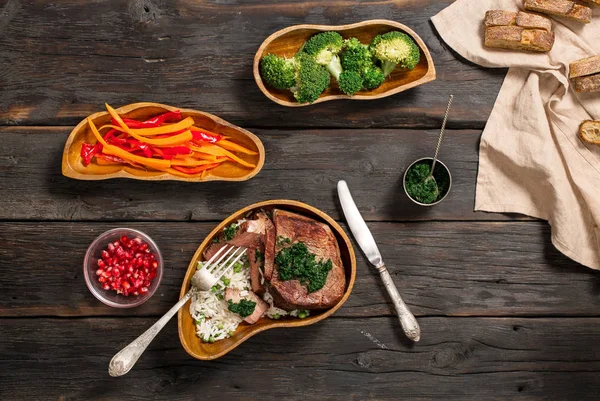 구운된 야채와 쌀의 고 명으로 쇠고기 스테이크 — 스톡 사진