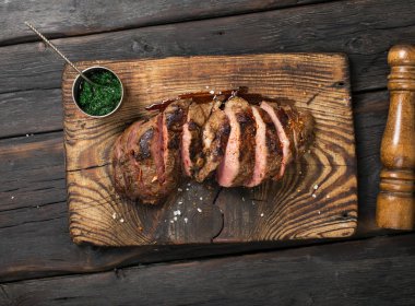Sığır eti biftek koyu ahşap zemin üzerine dilim