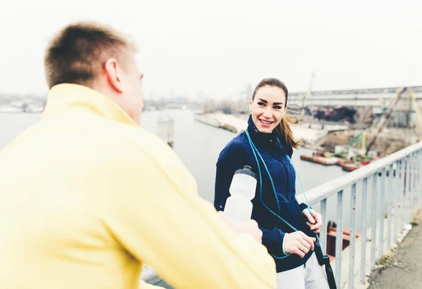Mujer sonriente hablando con el hombre después de un entrenamiento activo de fitness — Foto de Stock