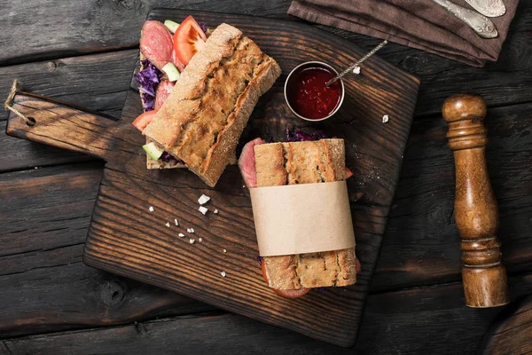 Два сэндвича с говядиной на деревянной доске — стоковое фото