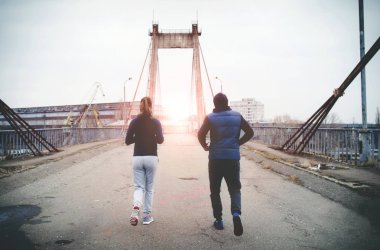 Koşucular Şehir Köprüsü yolda çalışan genç Çift