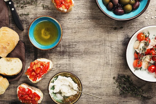 Cornice di bruschette, formaggio di capra, olive e olio d'oliva — Foto Stock