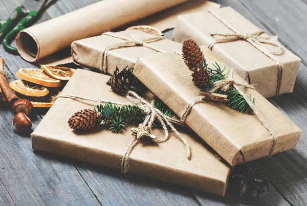Μάτσο δώρα χριστουγεννιάτικα δώρα σε ένα ξύλινο τραπέζι — Φωτογραφία Αρχείου